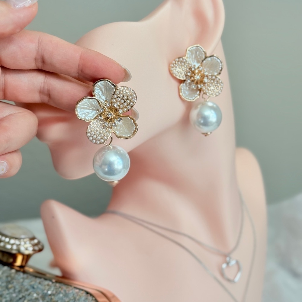 ⚜️ Elegant Gold and Pearl Flower Earrings - Picture 10 of 11